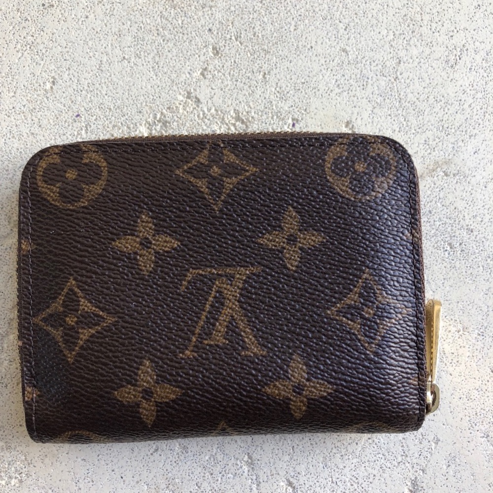 🚫SOLD 🚫Authentic LV zip wallet